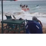 Туристы на надувной ватрушке неожиданно «десантировались» в море на мощной волне ▶