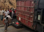 Водитель чудом уцелел, когда контейнер расплющил его автомобиль в Гондурасе 1