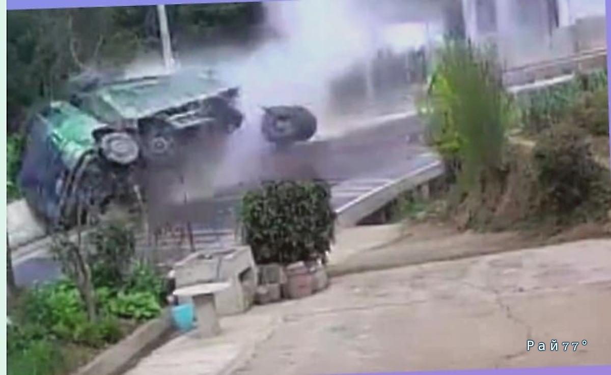 Водитель угробил самосвал, опрокинув его в кювет ▶️