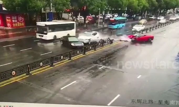 Женщина - водитель угробила Ferrari на мокрой китайской автостраде (Видео) Женщина - водитель угробила Ferrari на мокрой китайской автостраде (Видео)