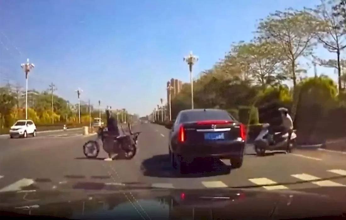 Автомобиль прервал буксировку скутера мотоциклом: видео