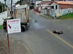 Водитель грузовика чудом не задавил мотоциклиста в Бразилии - видео