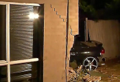 Пьяный автомобилист попытался проложить маршрут через гостиную частного дома в Австралии (Видео)