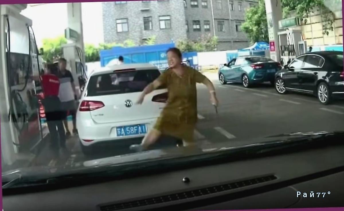 Пластичная китаянка обматерила автомобилиста и прославилась в Сети Пластичная китаянка обматерила автомобилиста и прославилась в Сети