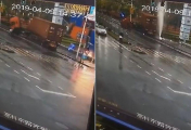 Потерявший управление грузовик устроил «погоню» за женщиной в Китае ▶