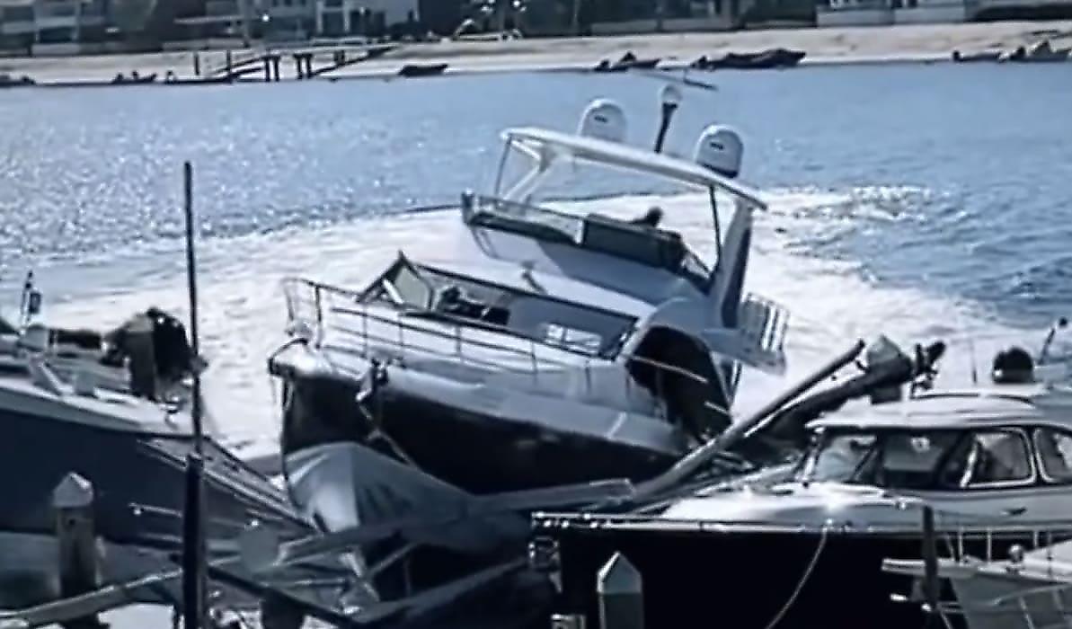 Угонщик на яхте, уходя от погони, протаранил несколько лодок в США