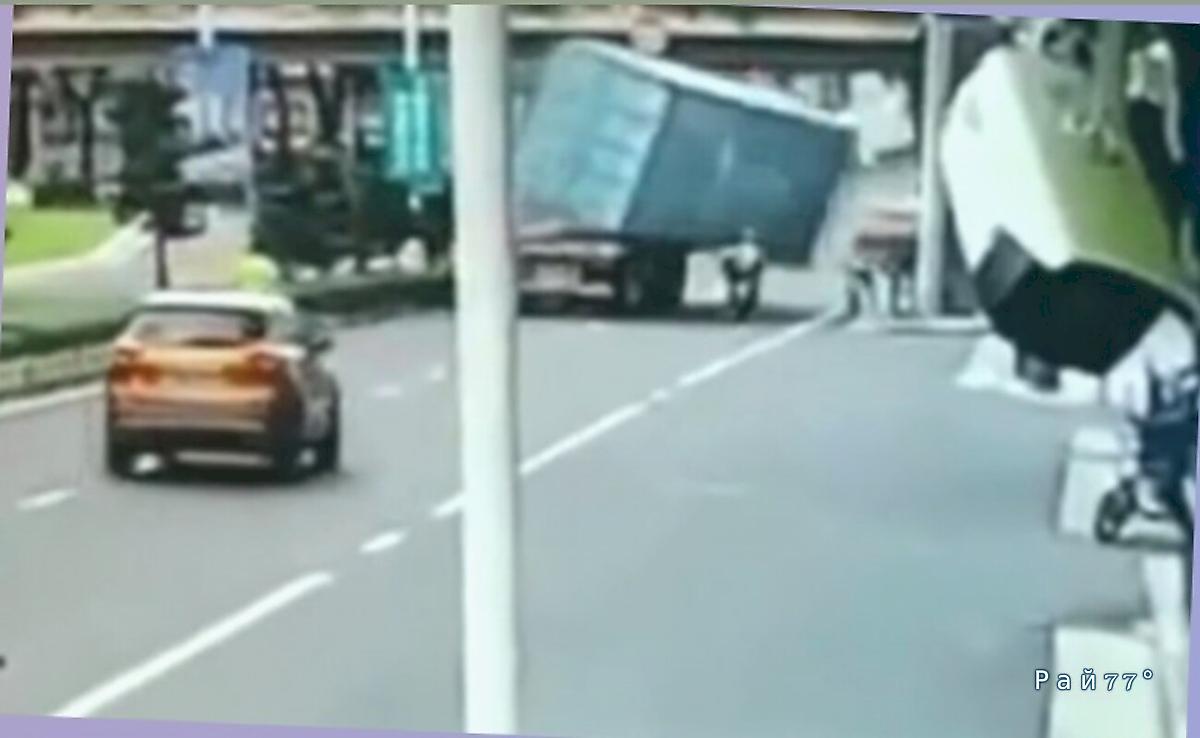 Момент опрокидывания контейнера на мотоциклистов попал на видео