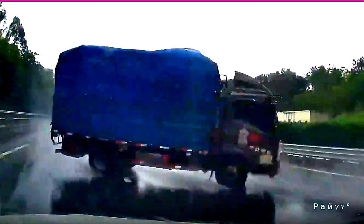 Синхронный занос двух автомобилей попал на видео в Китае Синхронный занос двух автомобилей попал на видео в Китае