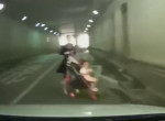 Мамаша с коляской, прокладывая путь в тоннеле, чудом избежала столкновения с машиной в Китае