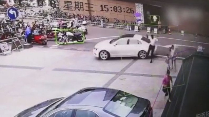 Неуправляемый автомобиль подвинул пешехода в Китае (Видео)