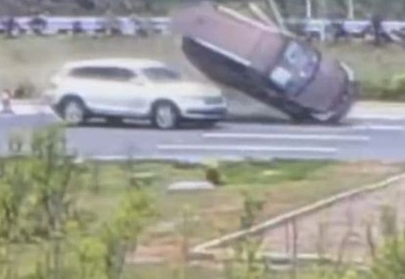 Китайская автоледи, перепутав педали, «зрелищно» угробила свой автомобиль (Видео)