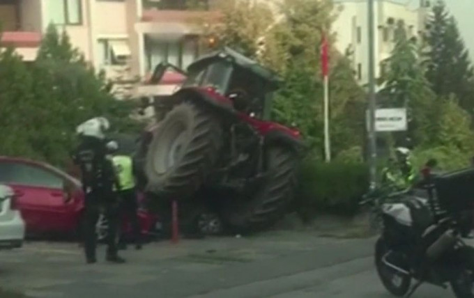 Фермер на тракторе раздавил два автомобиля, прорываясь к израильскому посольству в Турции (Видео)