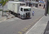Грузовик «сбежал» от рассеянного водителя в Бразилии ▶