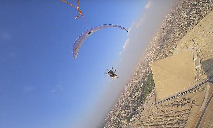 Испанский парамотопланерист запечатлел египетские пирамиды с высоты птичьего полёта