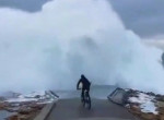 Массивная волна выбила велосипед из-под экстремала в Испании