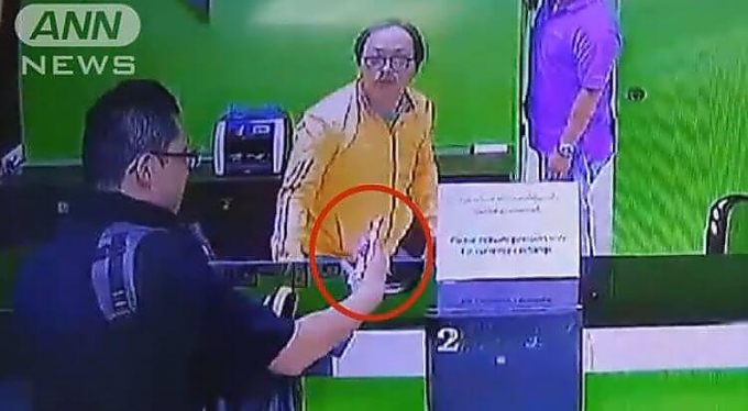 Японский турист оказался взаперти при попытке ограбления обменника в Тайланде (Видео)