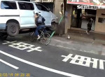 Попал под раздачу: фургон неожиданно лишил китайца велосипеда 1