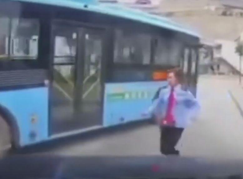 Рейсовый автобус «сбежал» от рассеянной работницы автопарка в Китае ▶