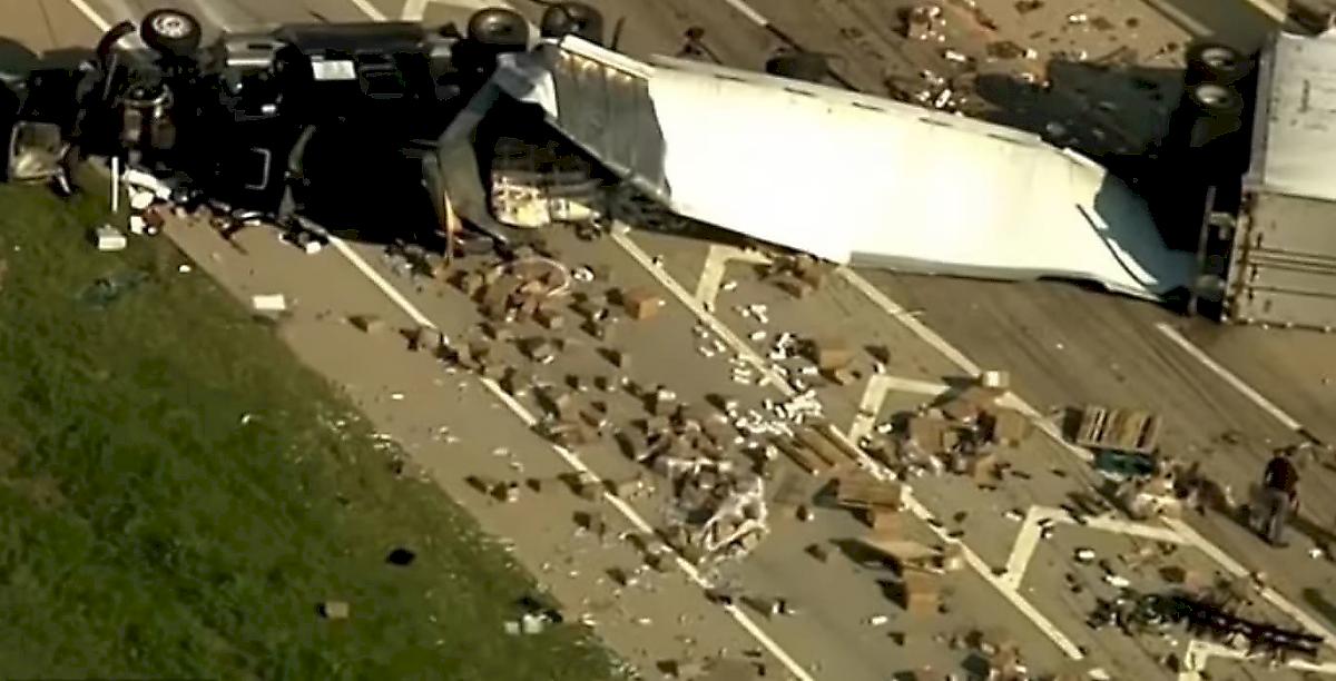 Секс ДТП: грузовик перевернулся и опрокинул имитаторы и смазку на трассу в Оклахоме