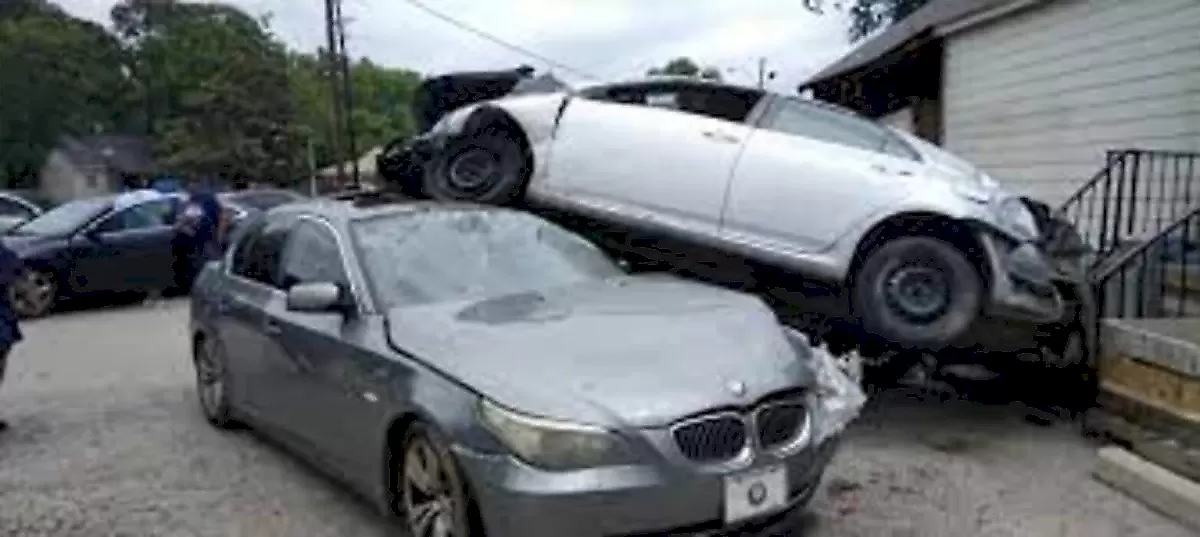 Водителя и пассажира выбросило из перевернувшегося автомобиля в США