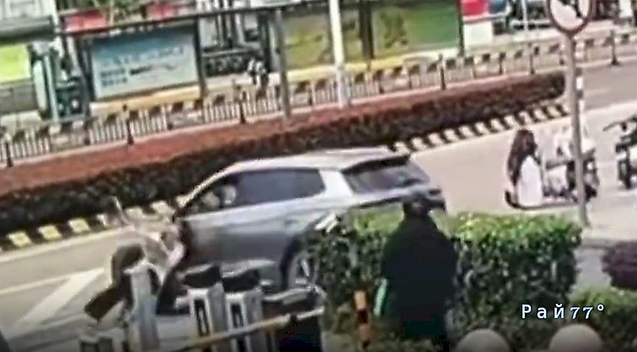 Автовладелица перепутала педали и сбила прохожую на своём автомобиле ▶️