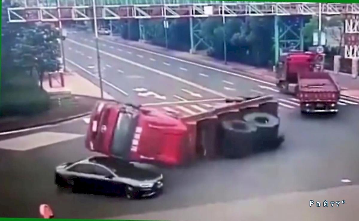 Фура, уходя от столкновения с грузовиком, завалилась на легковушку ▶️ Фура, уходя от столкновения с грузовиком, завалилась на легковушку ▶️