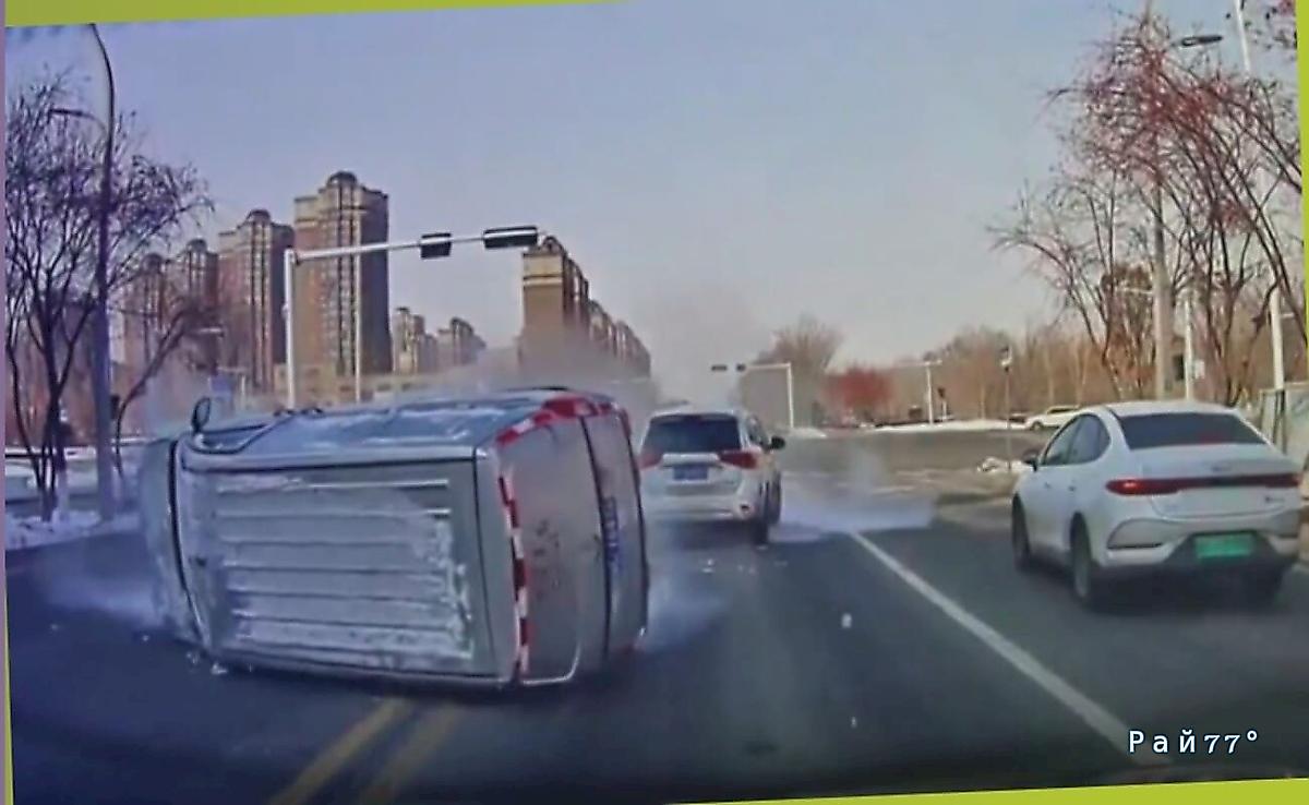 Фургон, столкнувшись с легковушкой, опрокинулся на бок в КНР ▶️