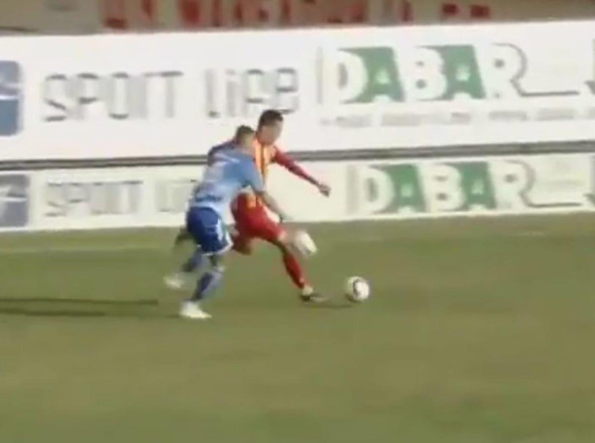 Находчивый футболист использовал второй мяч, чтобы «обезмячить» соперника