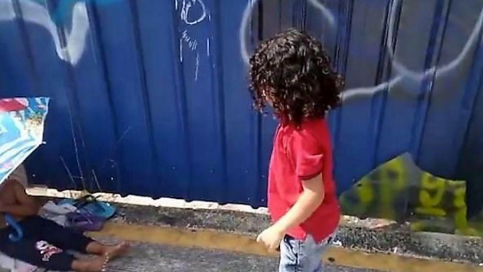 Ребенок подарил свою обувь и носки бездомному мальчику на улице в Малайзии ▶