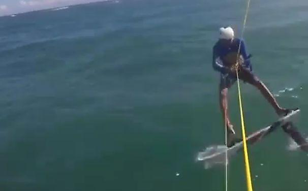 Авария в море: кайтсёрфер врезался в зазевавшуюся акулу в Доминикане (Видео)