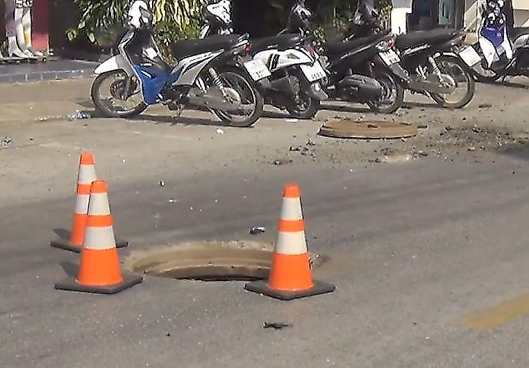 Два мотоциклиста оказались в эпицентре взрыва коммуникаций на трассе в Тайланде ▶