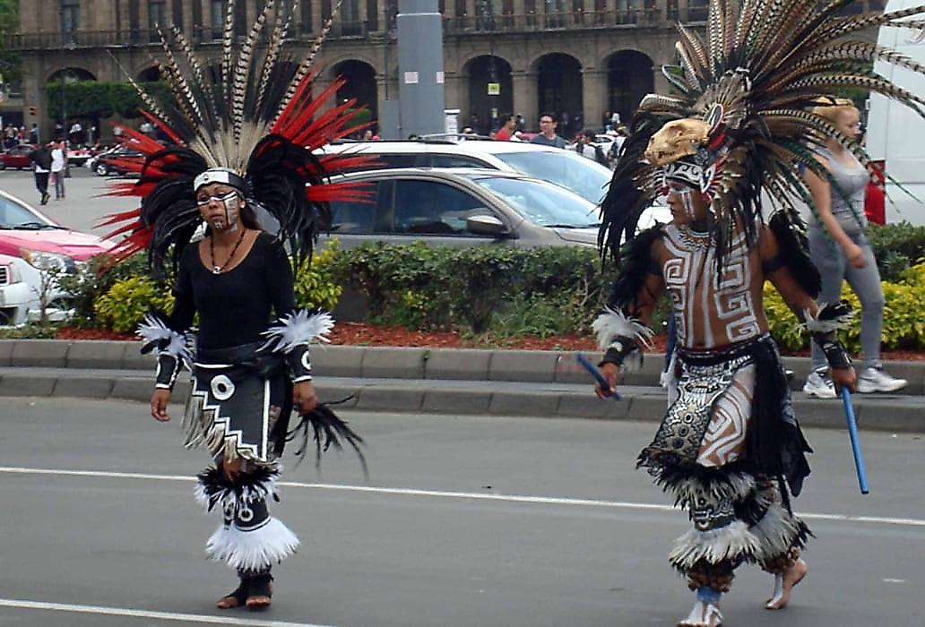 Противостояние полицейских с вооружённым мечом преступником напомнило танец ацтеков в Мексиве