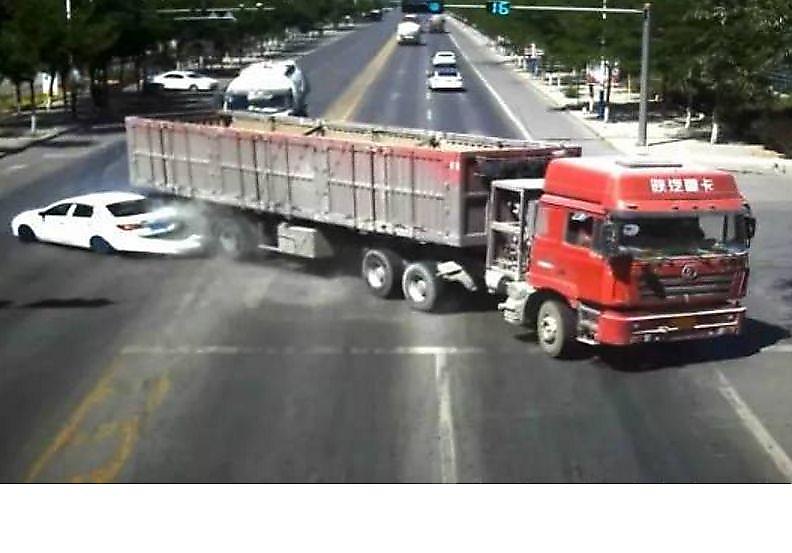 Водитель грузовика мастерски объехал легковушку в Китае ▶
