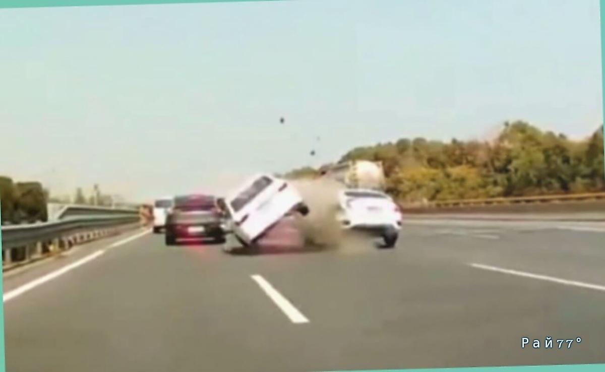 Водитель угробил легковушку, попытавшись проскочить между двумя автомобилями ▶️