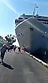 Круизный лайнер, столкнувшись с речным судном, протаранил причал в Венеции ▶ 3