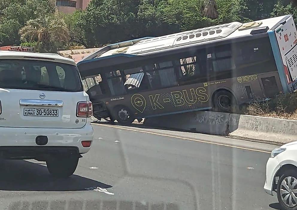 Неуправляемый автобус несколько минут сносил всё с пути и упал с моста в Кувейте