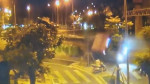 Перевернувшийся грузовик, приземлился в сантиметрах от шокированного мотоциклиста в Китае (Видео)