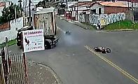 Водитель грузовика чудом не задавил мотоциклиста в Бразилии - видео