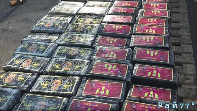 Полицейские в Перу обнаружили партию кокаина в морепродуктах, завёрнутых в упаковку с изображением Лионеля Месси. (Видео)
