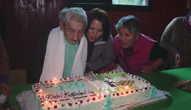Самый старый человек в мире, которому 121 год, проживает в Чили (Видео)