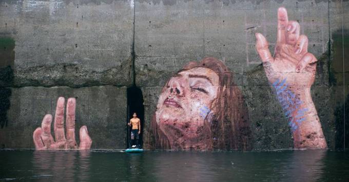 Гавайский художник создал гигантскую роспись на стене залива в Канаде в виде исчезающей с приливом женщины. (Видео)