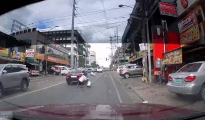 Филиппинец с вёдрами, перестарался, когда «неожиданно» столкнулся с автомобилем