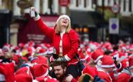Тысячи разнополых «Санта - Клаусов» вышли на улицы Вуллонгонга, Лондона и Нью - Йорка + зомби вечеринка в Австралии (Видео) 122