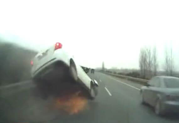 Загоревшийся автомобиль, чуть не взлетел в Китае (Видео)