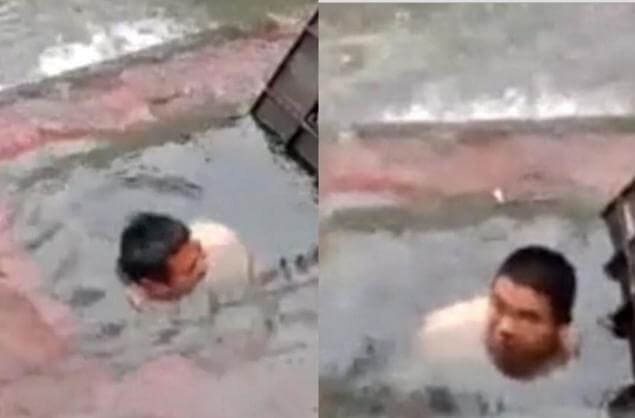 Работник водоканала по фамилии Ву соединил лопнувшую трубу в городском округе Шиань (провинция Хубэй), проведя более получаса в ледяной воде.