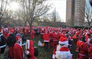 Тысячи разнополых «Санта - Клаусов» вышли на улицы Вуллонгонга, Лондона и Нью - Йорка + зомби вечеринка в Австралии (Видео) 64