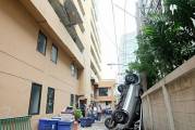 Автовладелец чудом выжил после падения с 4-ого этажа парковки в Тайланде. (Видео) 5