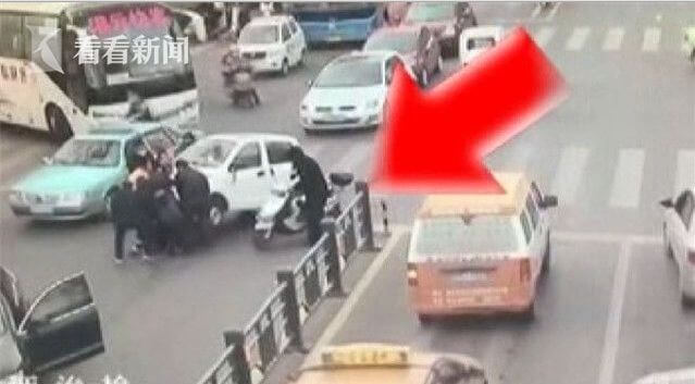 Женщина дважды побывала под электромобилем в Китае. (Видео)