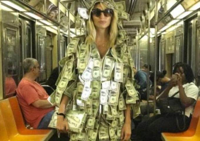 Аргентинская фотомодель, нарядившись в костюм с приклееными долларами, устроила акцию небывалой щедрости в нью-йоркской подземке. (Видео)