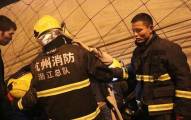 Три китаянки чудом выжили, оказавшись заблокированными в салоне расплющенного автомобиля, после крушения многотонного грузовика. (Видео) 1